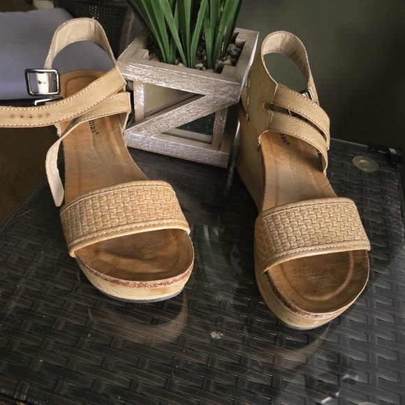 Pierre Dumas Shoes - Pierre Dumas Wedge Sandals size 9 Nude